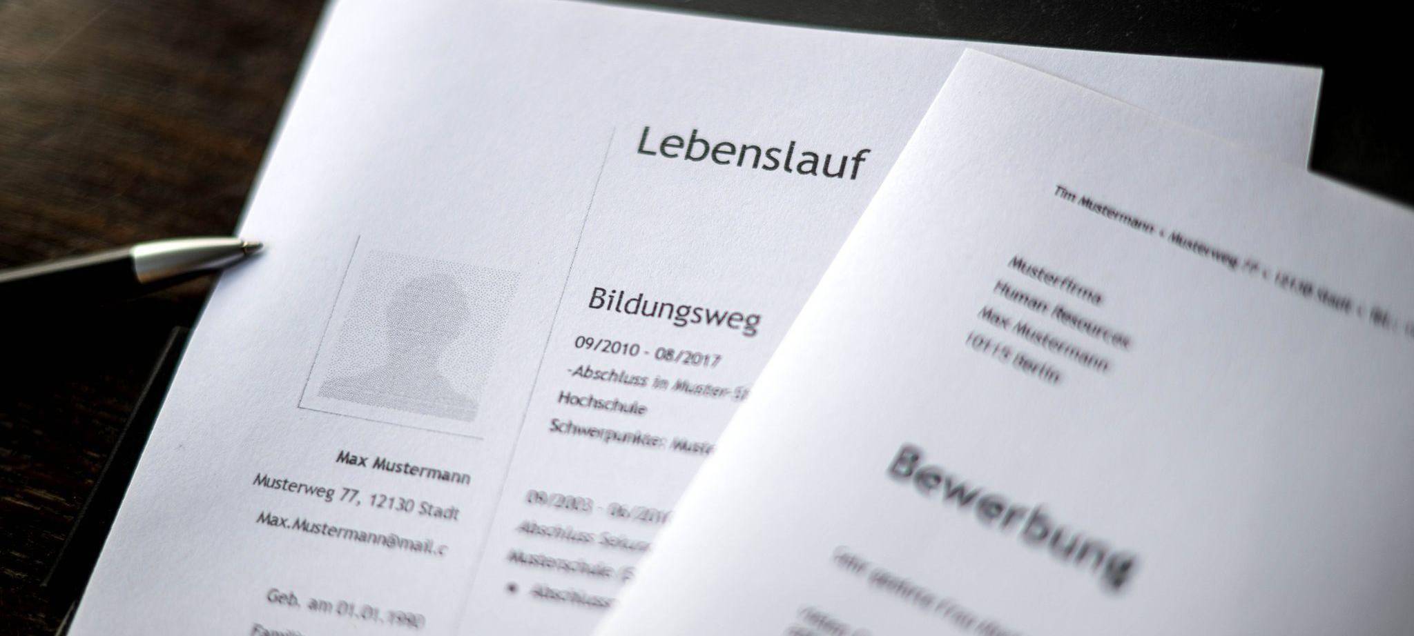 Bewerbungsunterlagen liegen auf einem Tisch
