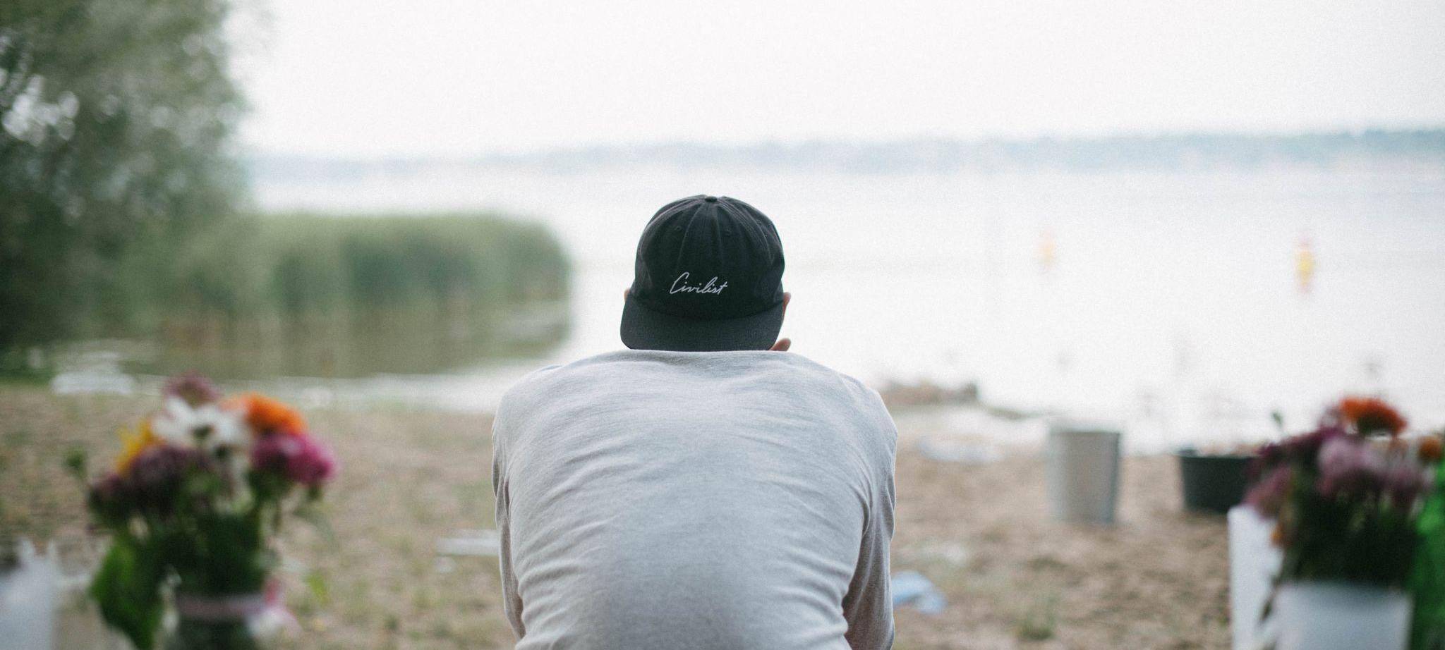 Ein Mann blickt auf den Wannsee
