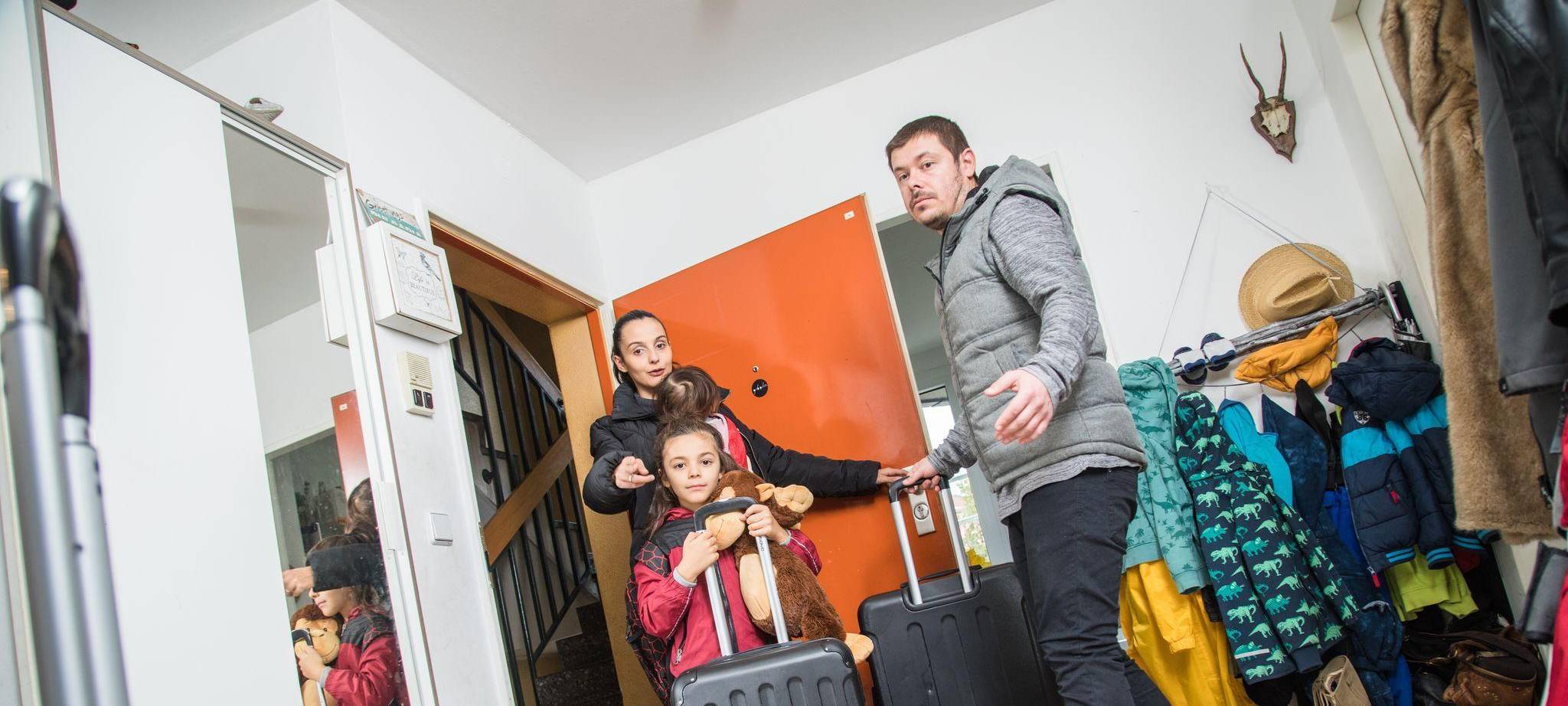 Eine Familie macht sich auf in den Familienurlaub