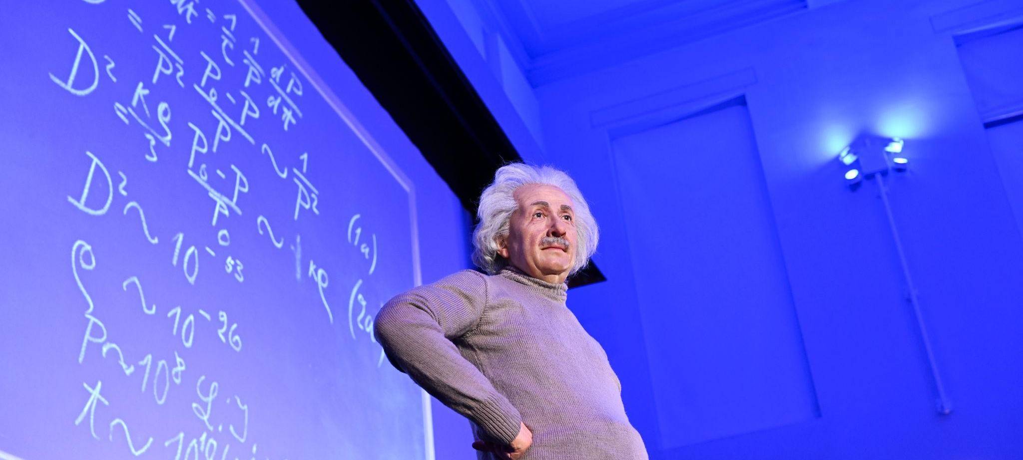 Aufstellung der Wachsfigur von Albert Einstein