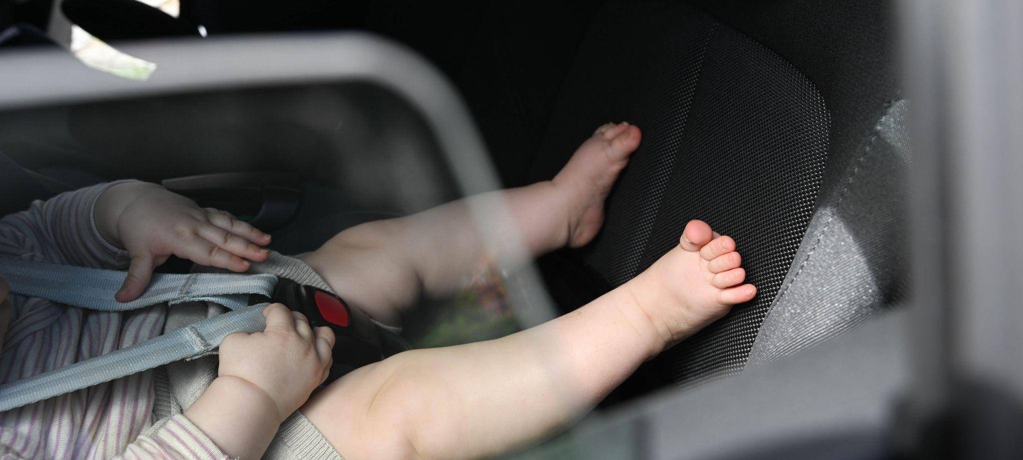 Baby bei Hitze im Auto
