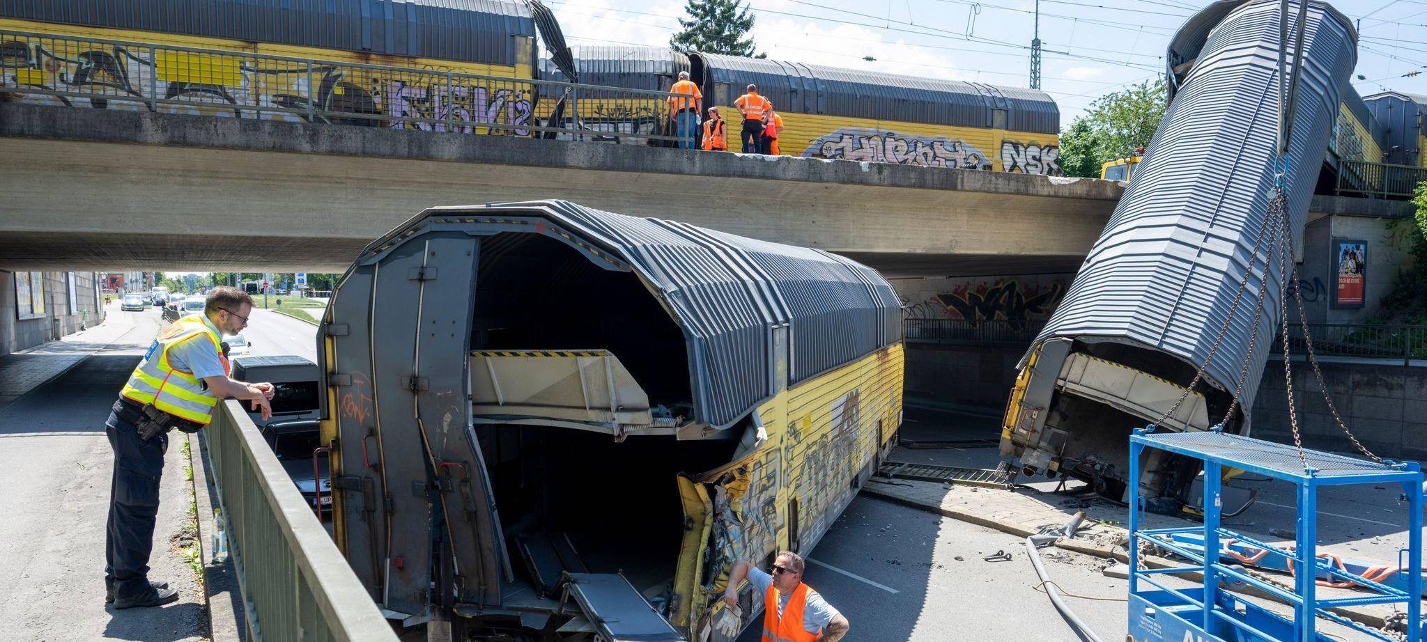 Nach dem Absturz zweier Güterzug-Waggons von einer Brücke