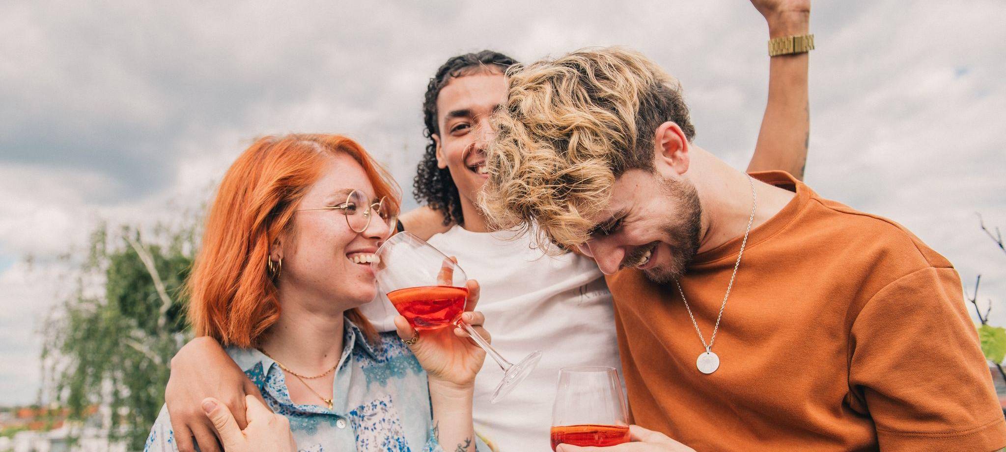 Freunde lachen miteinander