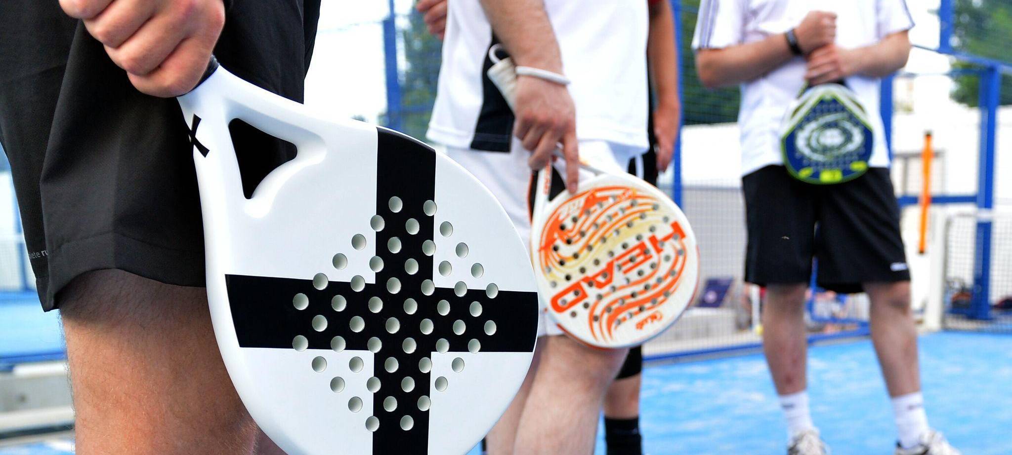 Besprechung während des Trainings beim Padel-Spiel