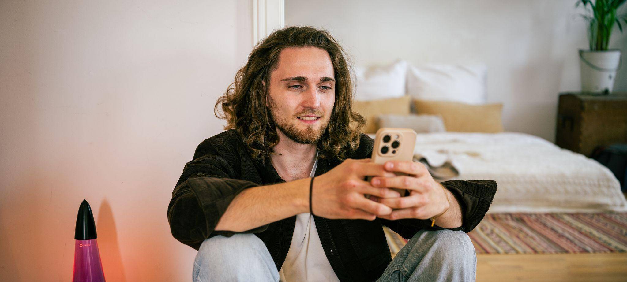 Ein Mann blickt auf sein Smartphone