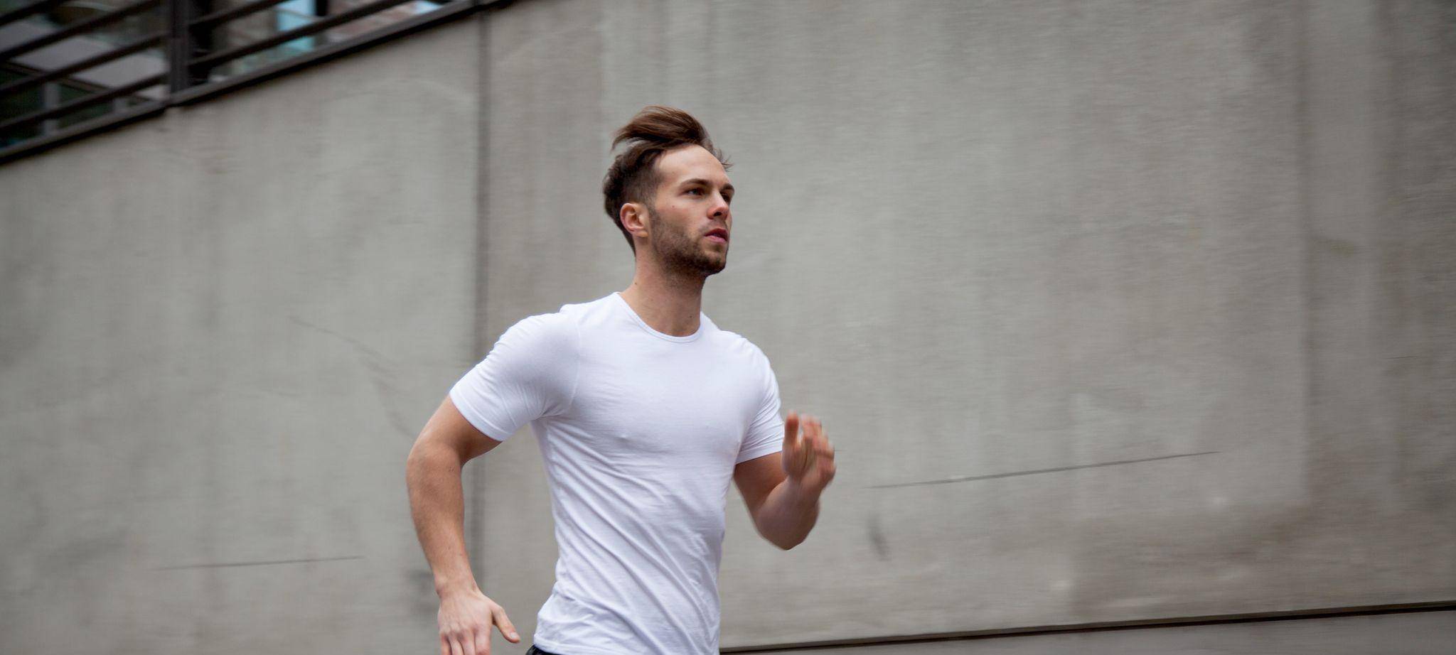 Ein junger Mann joggt