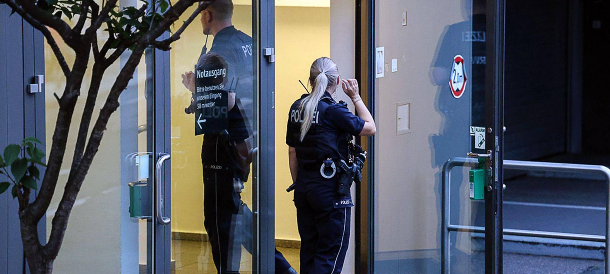 Unbekannte Frau nimmt Neugeborenes aus Krankenhaus mit