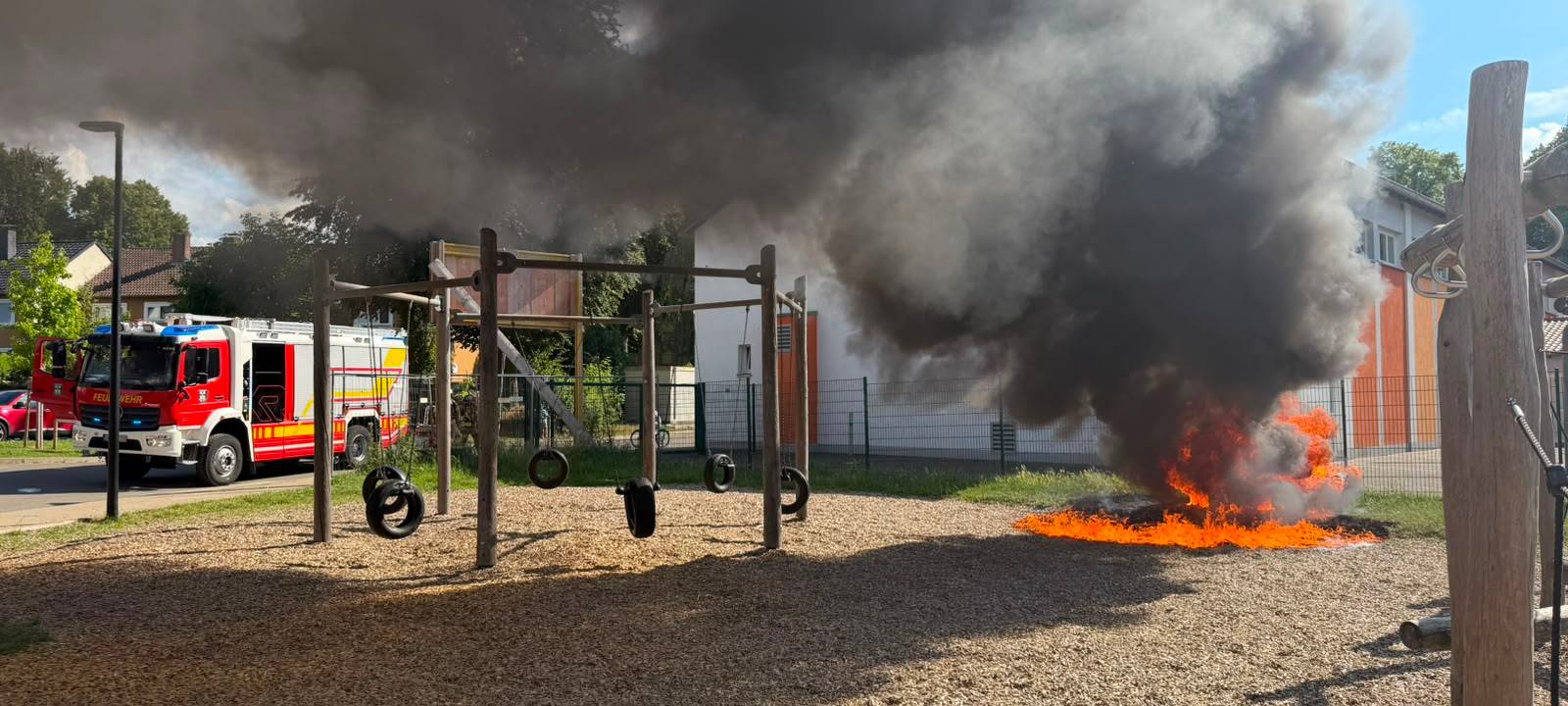 Werl: Sitzgruppe auf Spielplatz in Flammen