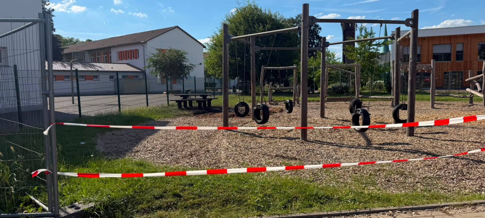 Werl: Sitzgruppe auf Spielplatz in Flammen