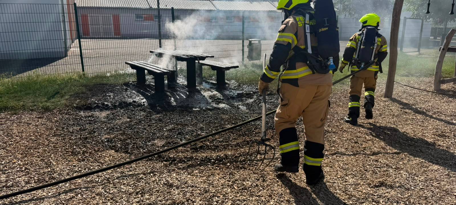 Werl: Sitzgruppe auf Spielplatz in Flammen