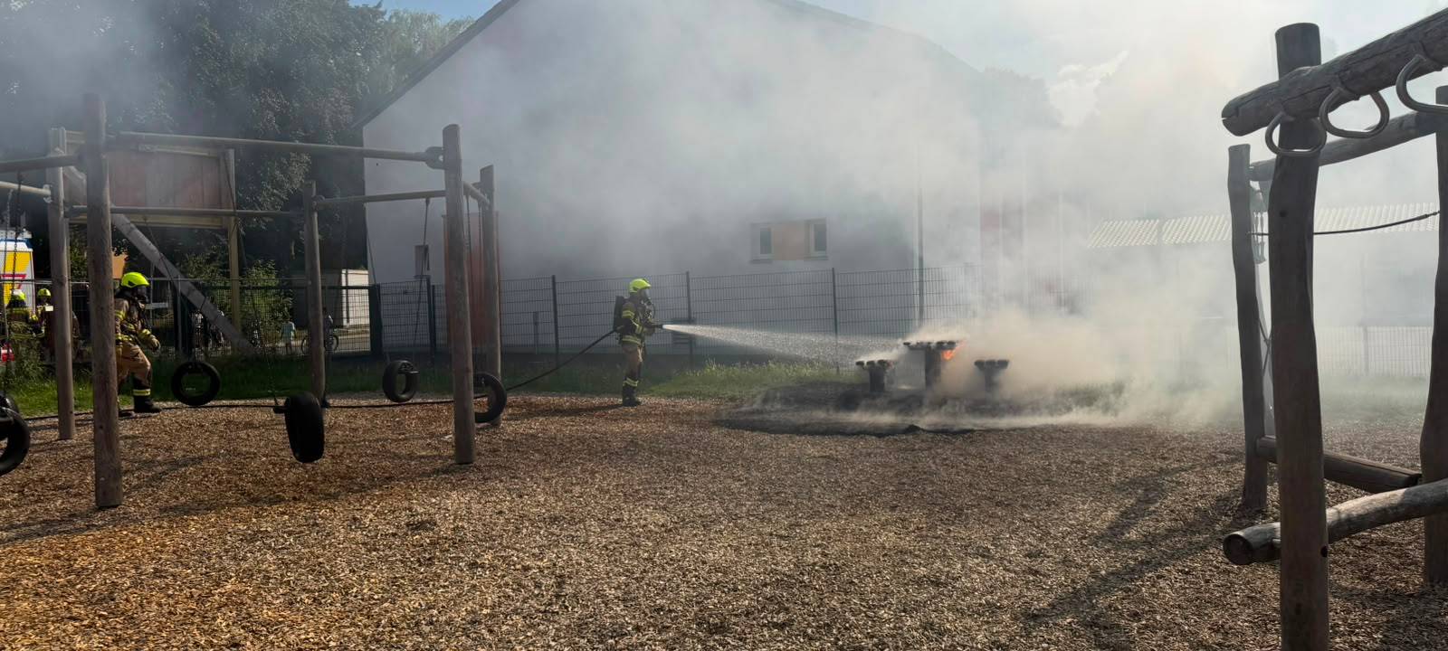 Werl: Sitzgruppe auf Spielplatz in Flammen