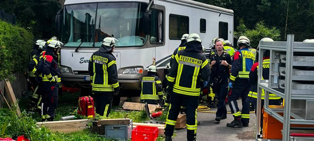 Unfall in Ense: Mann unter Wohnmobil eingeklemmt