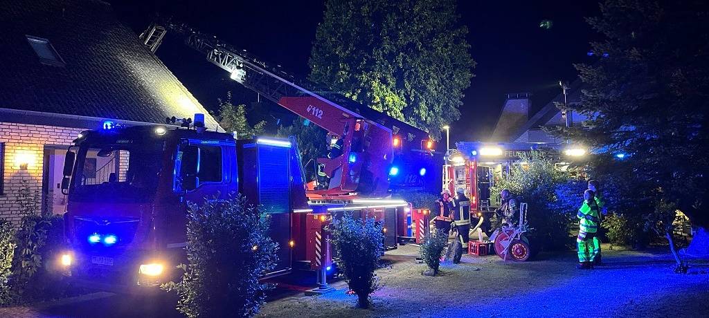 Lippetal: Feuerwehr löscht Dachstuhlbrand in Herzfeld