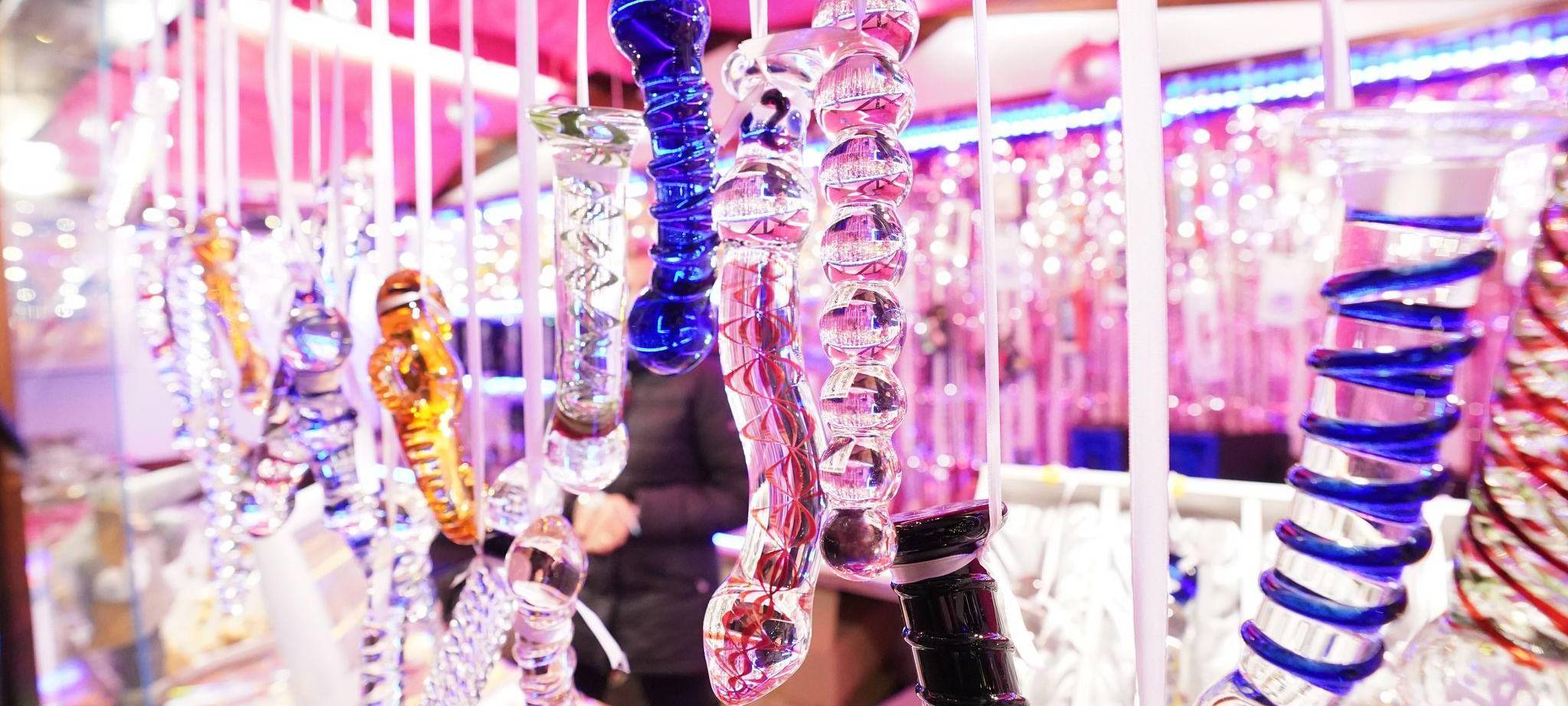 Sextoys sind an einem Verkauffstand zu sehen