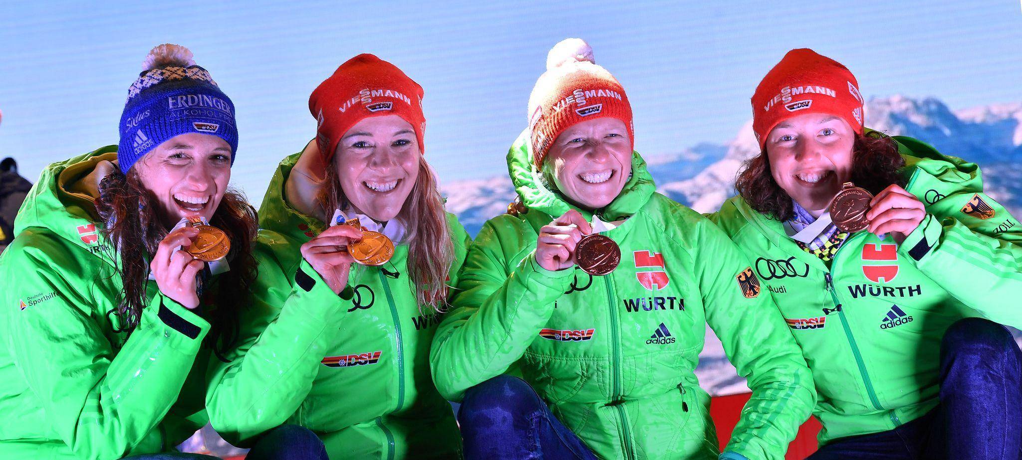 Maren Hammerschmidt (2.vl.) und Laura Dahlmeier (r)