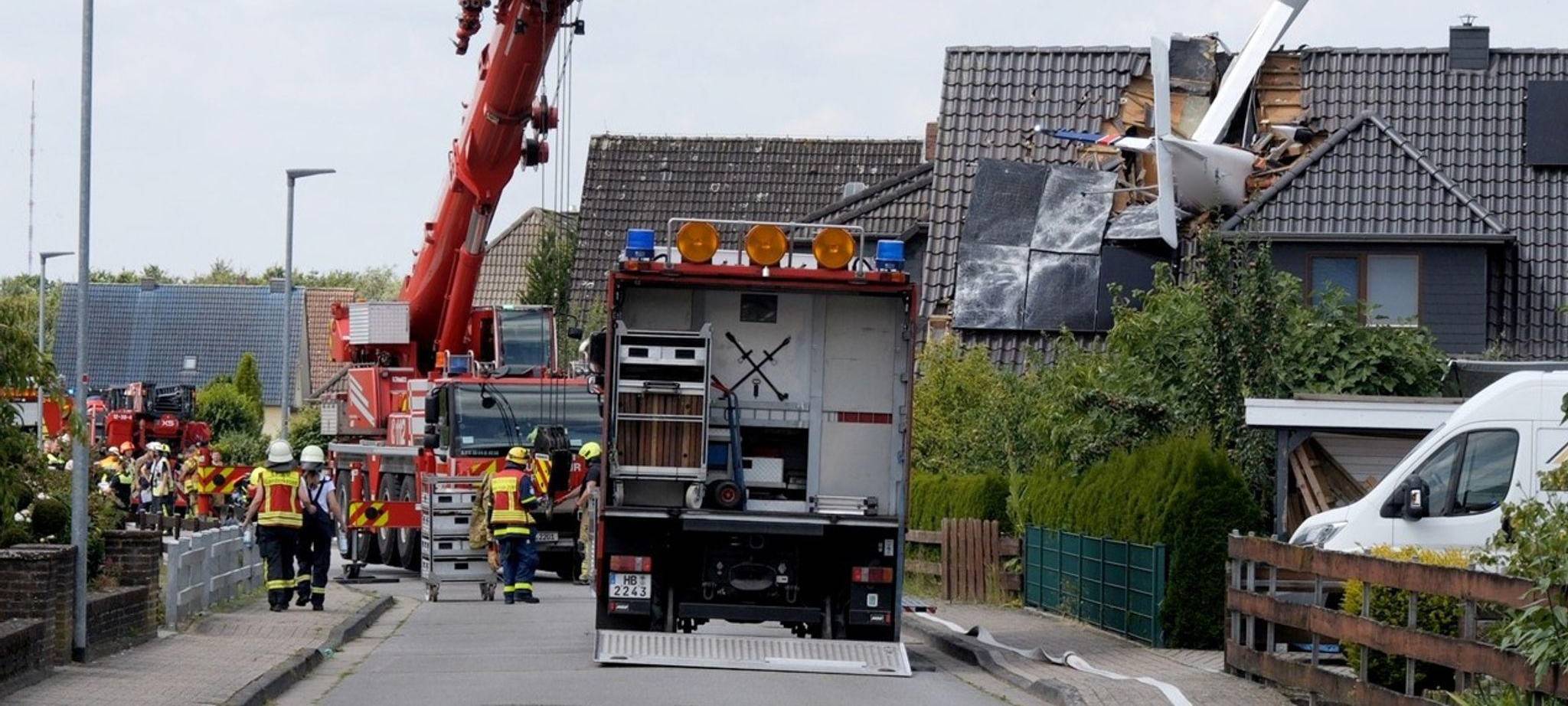 Leichtflugzeug stürzt in Wohnhaus - mindestens ein Mensch tot