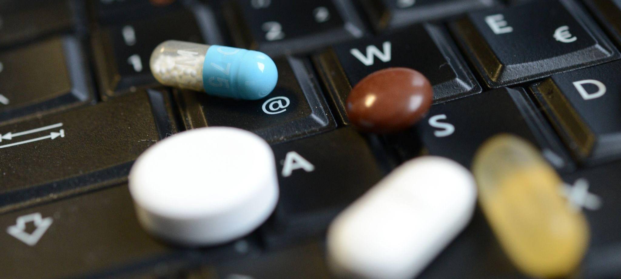 Medikamente auf Tastatur