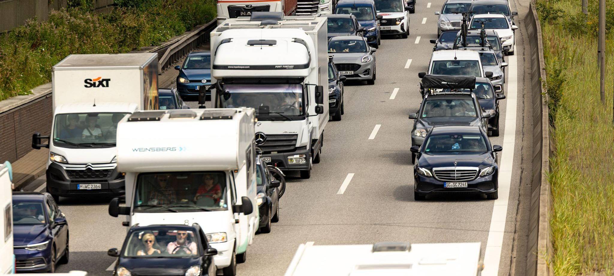 Ferienzeit in Deutschland: Staus auf Autobahnen