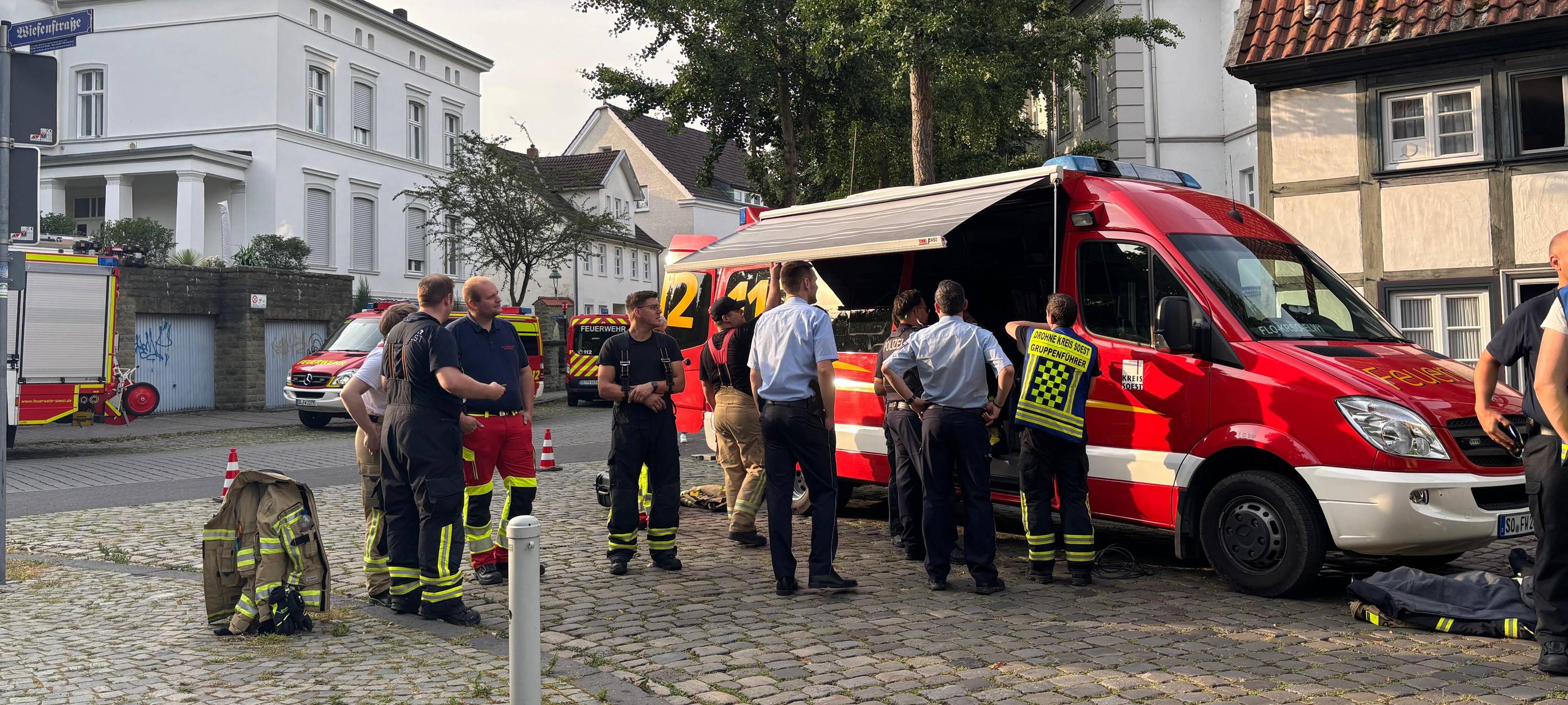 Personen klettern auf die Soester Wiesenkirche