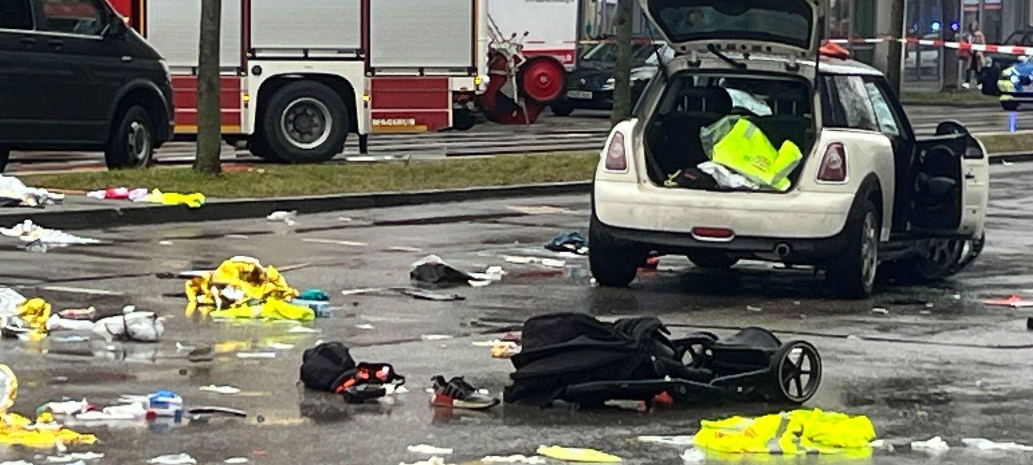 Auto in München in Menschengruppe gefahren