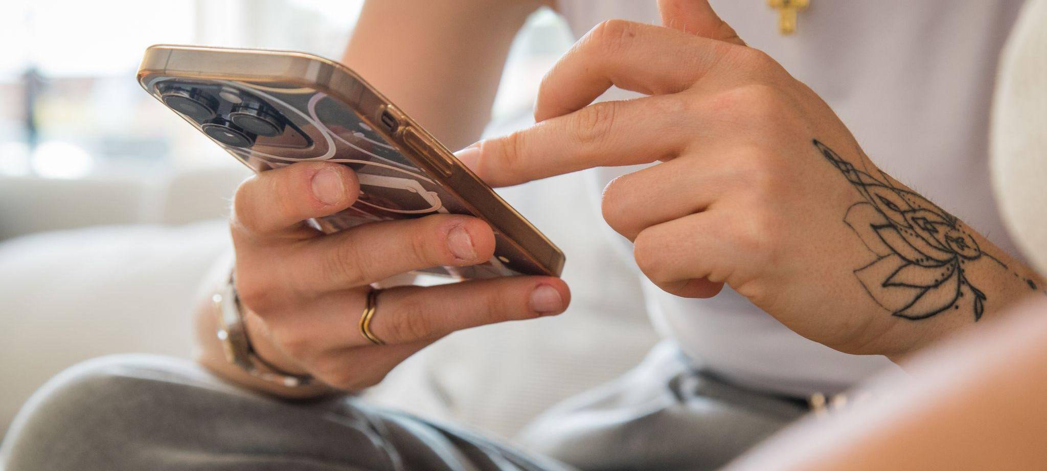 Frau mit Smartphone