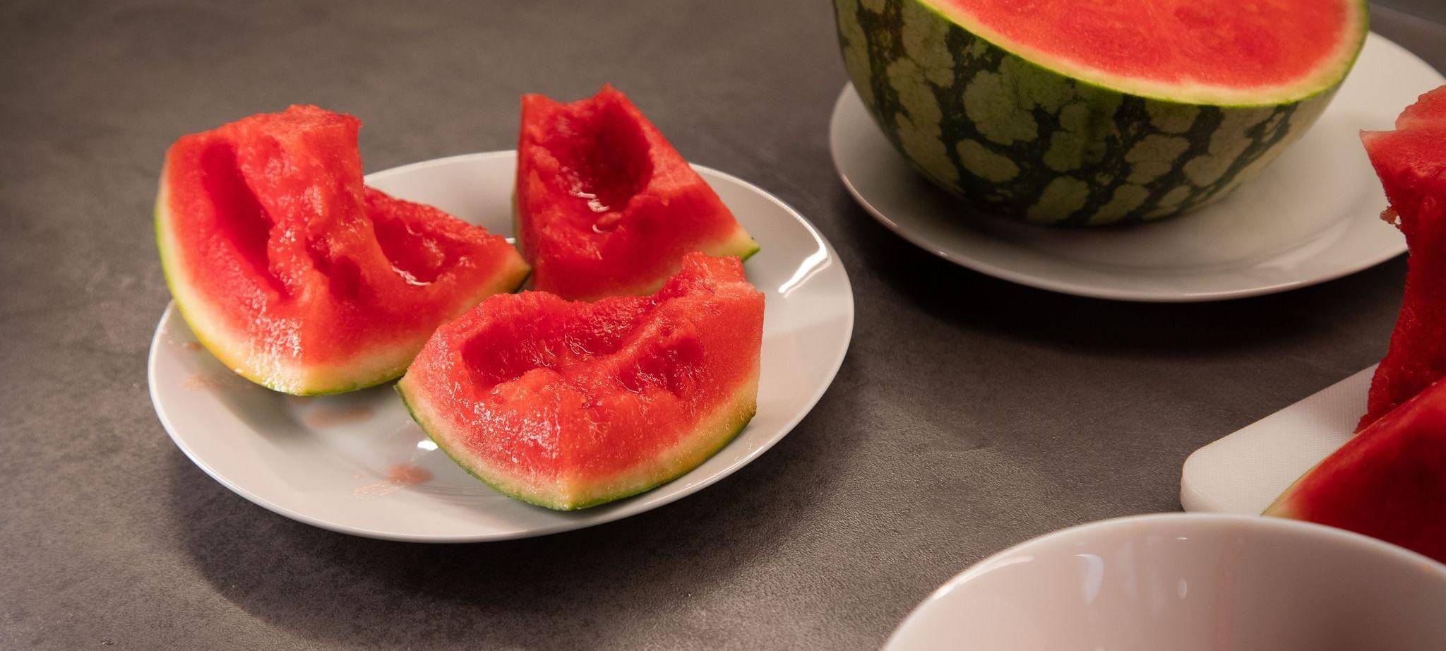 Kernfreie, aber matschige Melonenstücke auf einem Teller