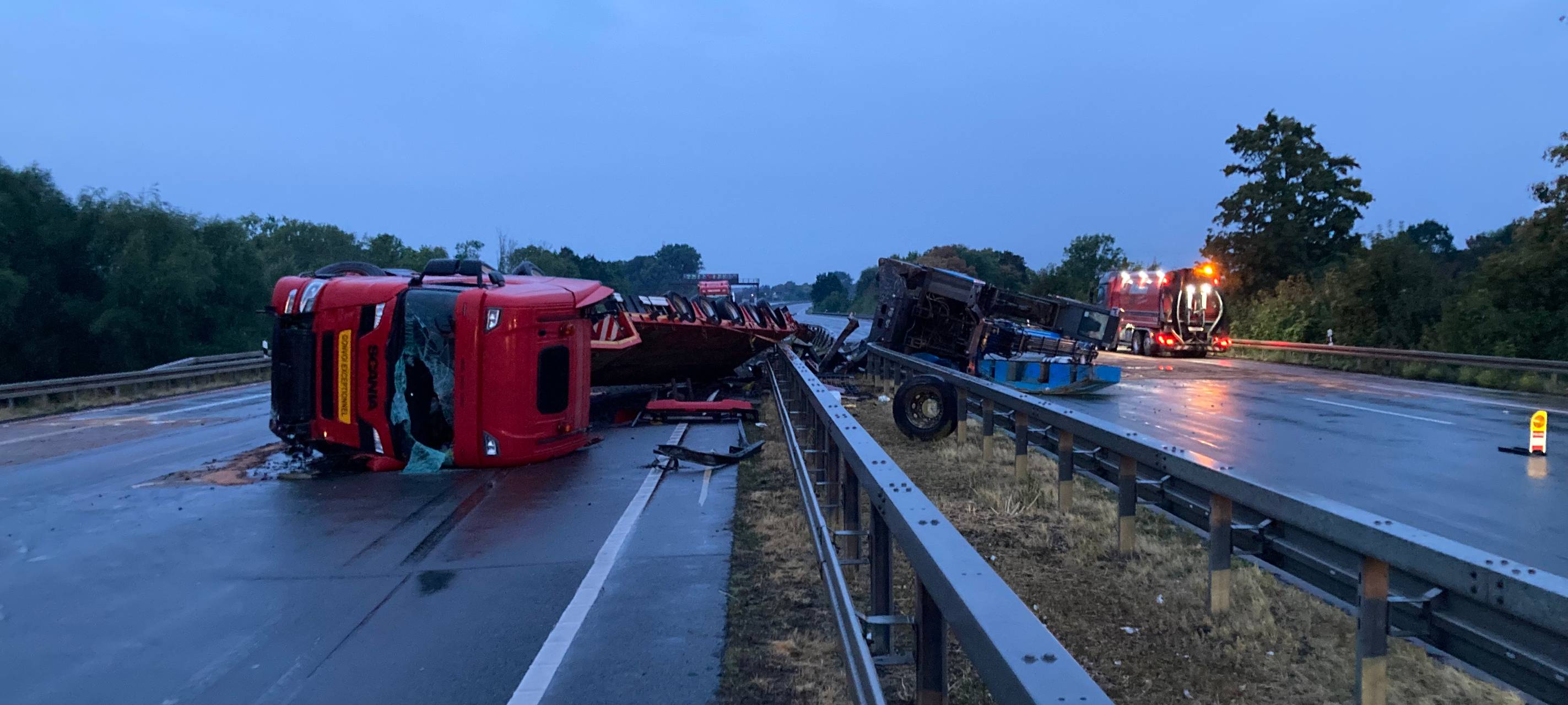 A2 bei Kamen gesperrt: Kran kippt von Schwertransporter