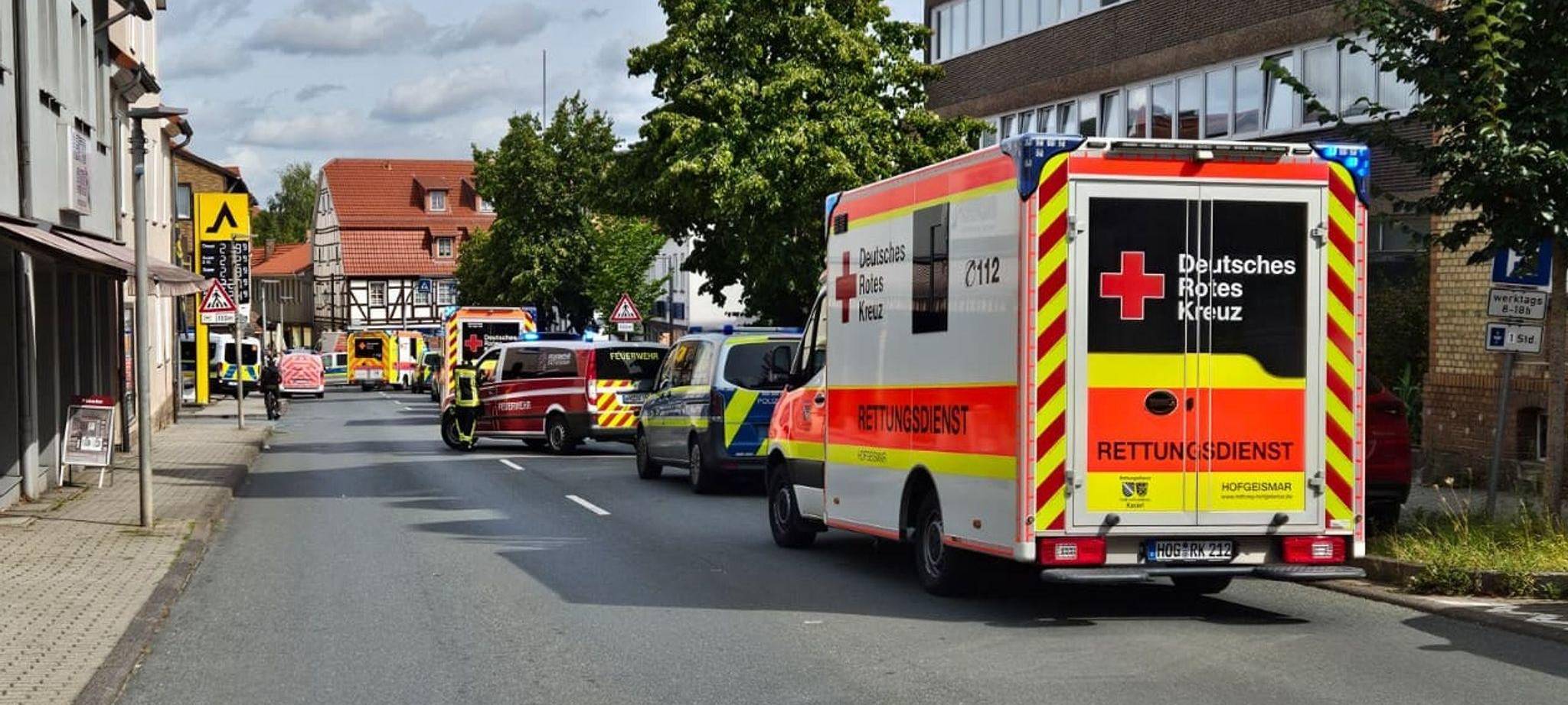 Auto rast durch Fußgängerzone