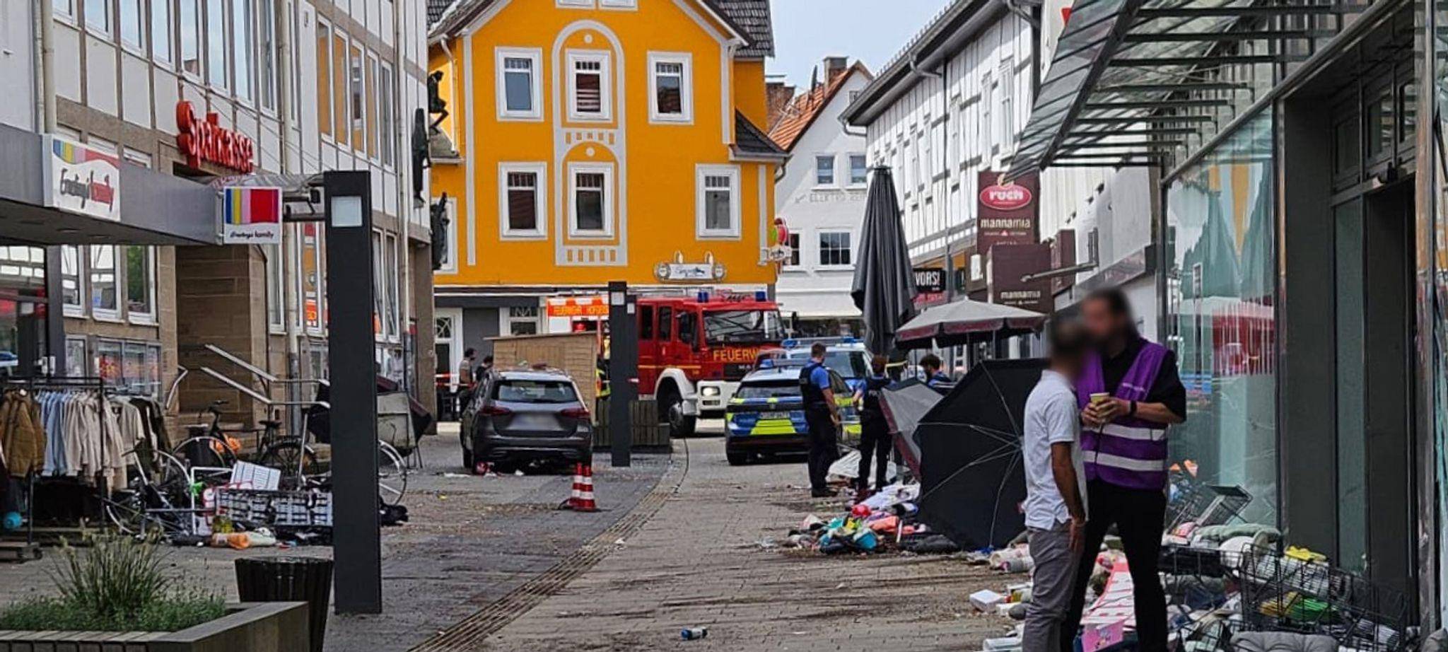 Auto rast durch Fußgängerzone