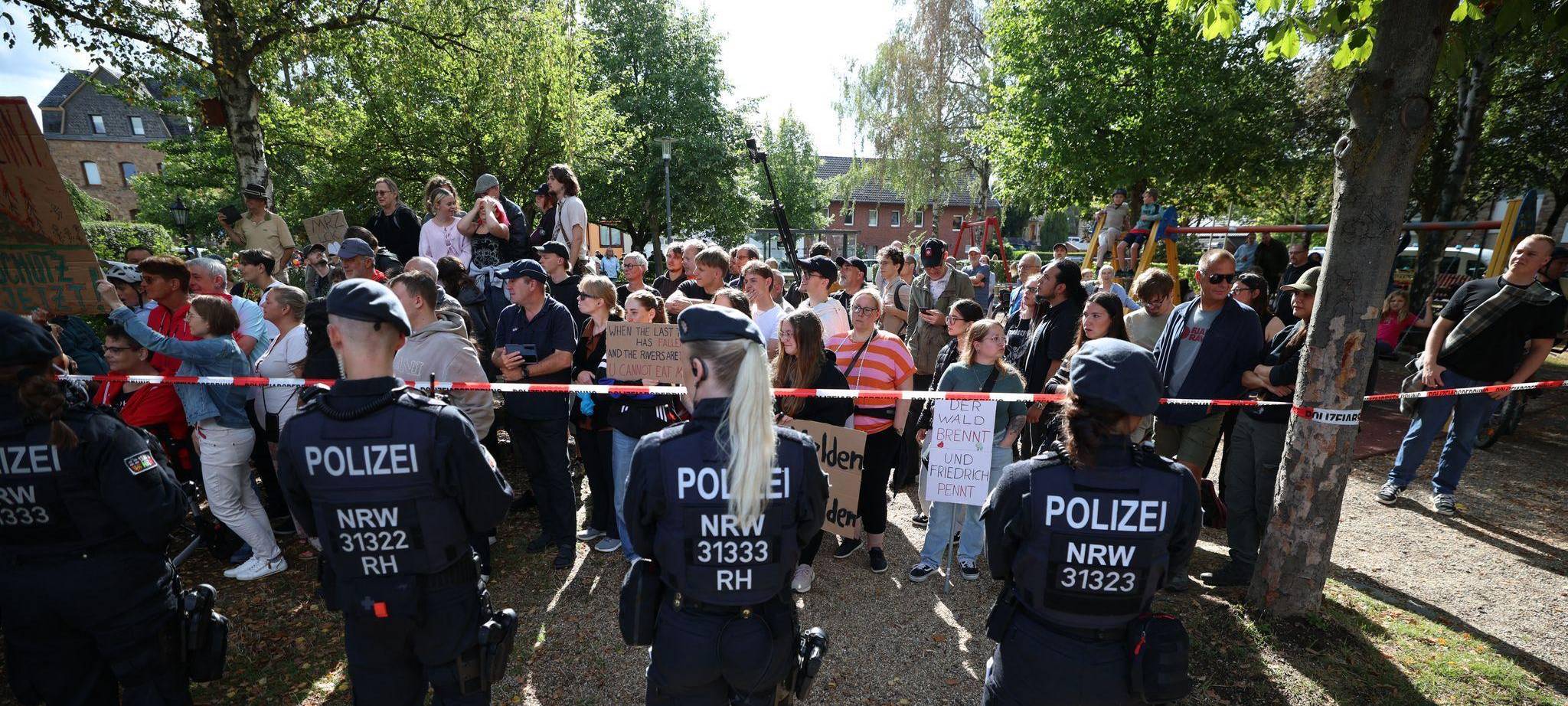 Bundeskanzler Merz besucht Waldbrandgebiet in Hürtgenwald