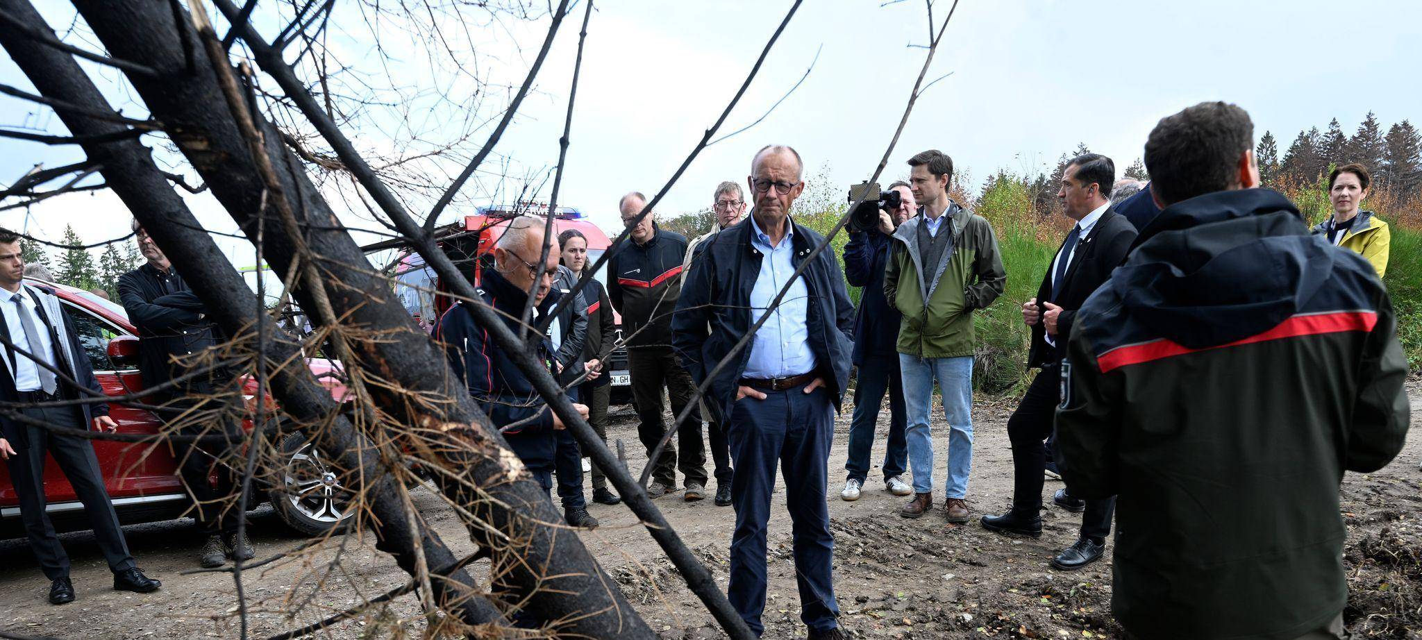 Bundeskanzler Merz besucht Waldbrandgebiet in Hürtgenwald