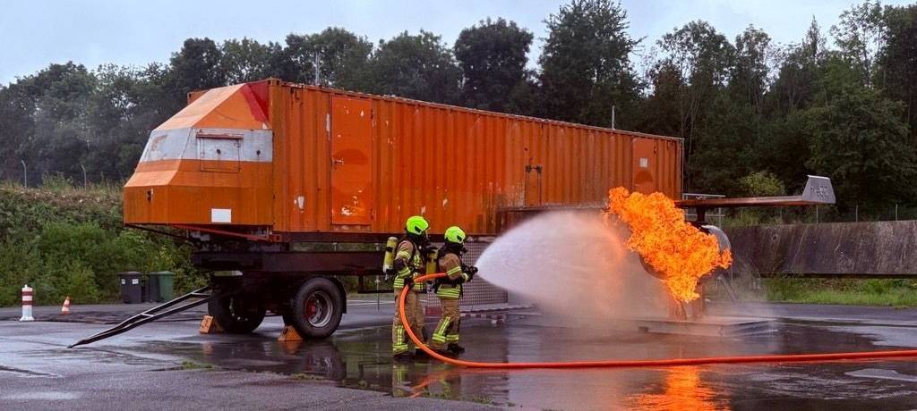 Triebwerk in Flammen: So übt die Flughafenwehr