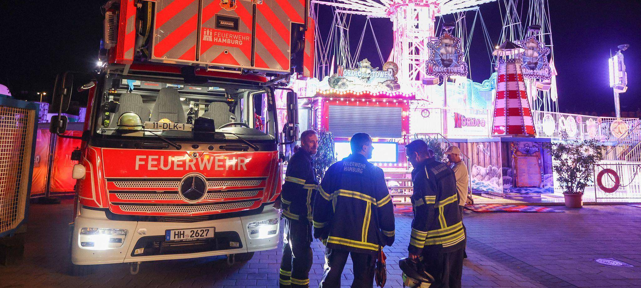 Menschen hingen im Kettenkarussell auf Hamburger Dom fest