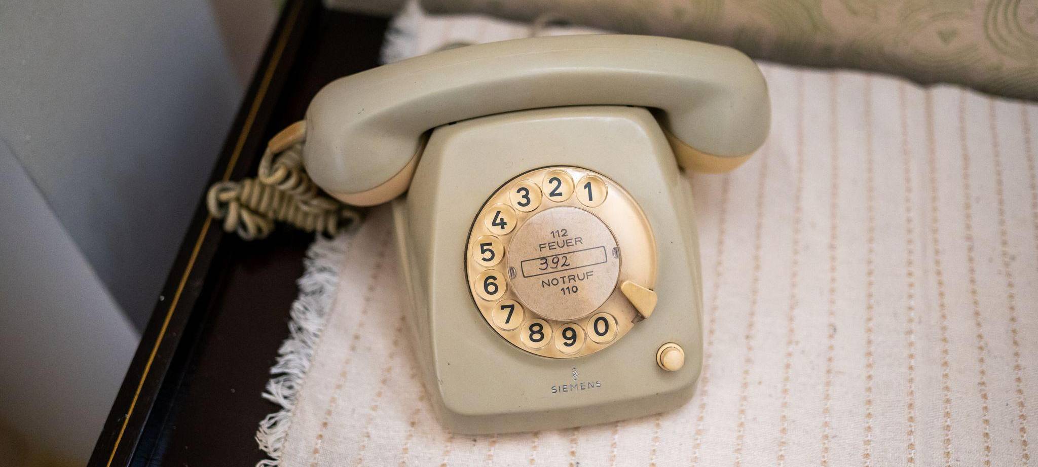 Ein Wählscheibentelefon steht auf einem Tisch