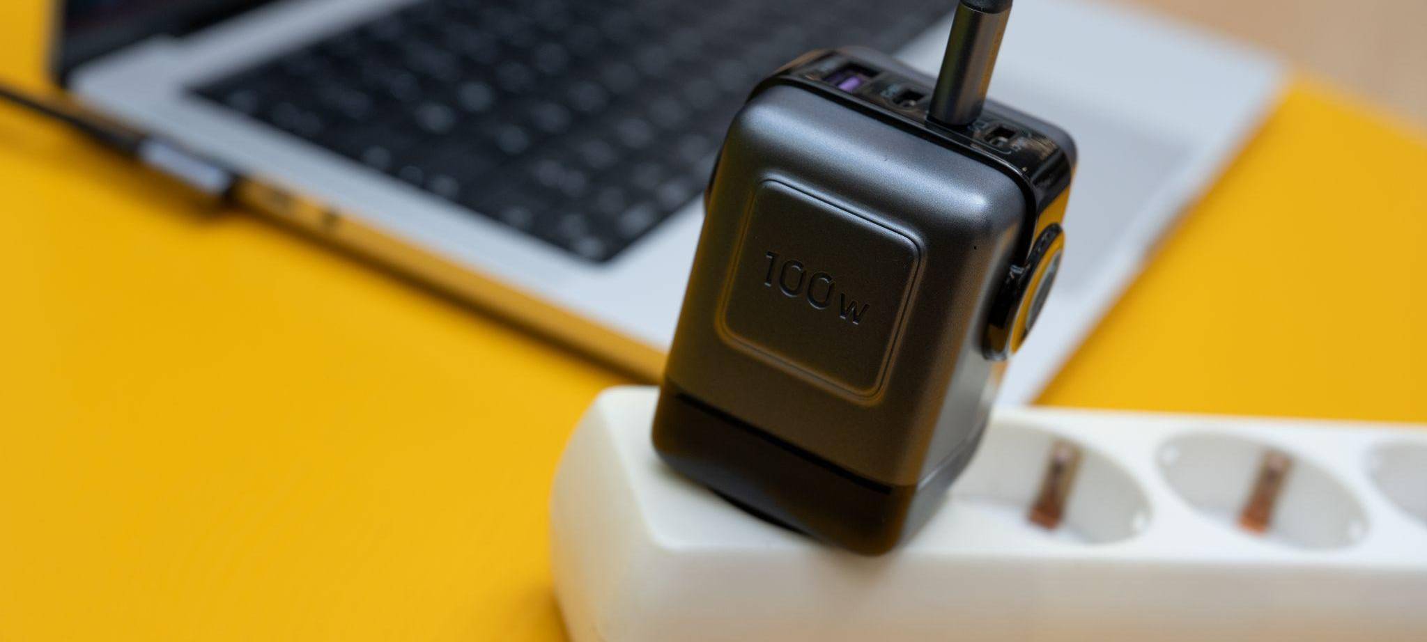 Ein USB-C-Ladegerät mit der Aufschrift 100 Watt