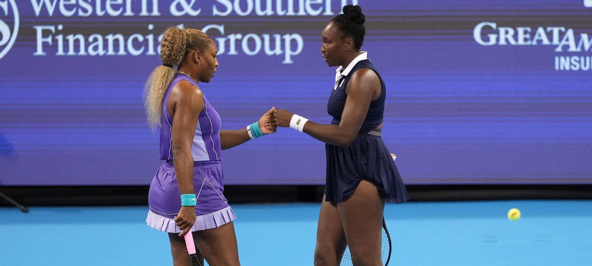 Serena Williams (l) und Venus Williams
