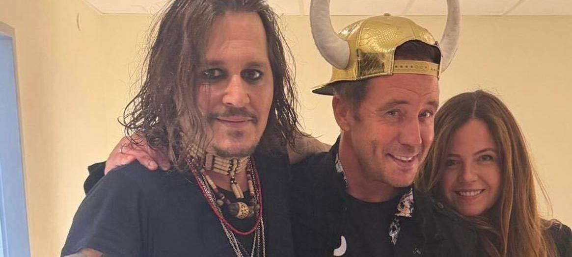 Lorenz Büffel überreicht Johnny Depp Platin
