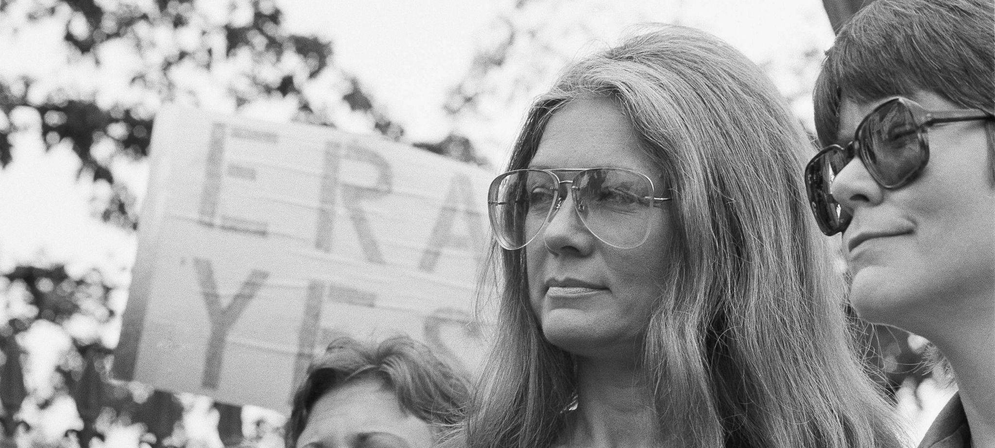 Steinem nimmt an einer Demonstration für Gleichberechtigung teil.