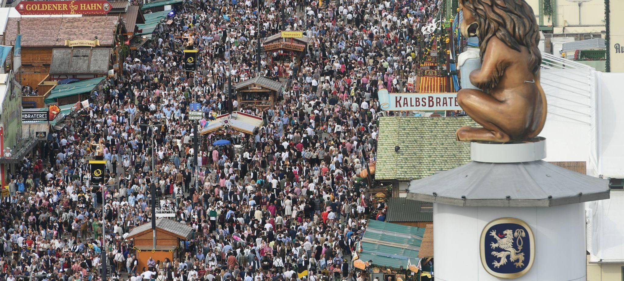 Unzählige Besucher der Wiesn sind vom Riesenrad aus zu sehen
