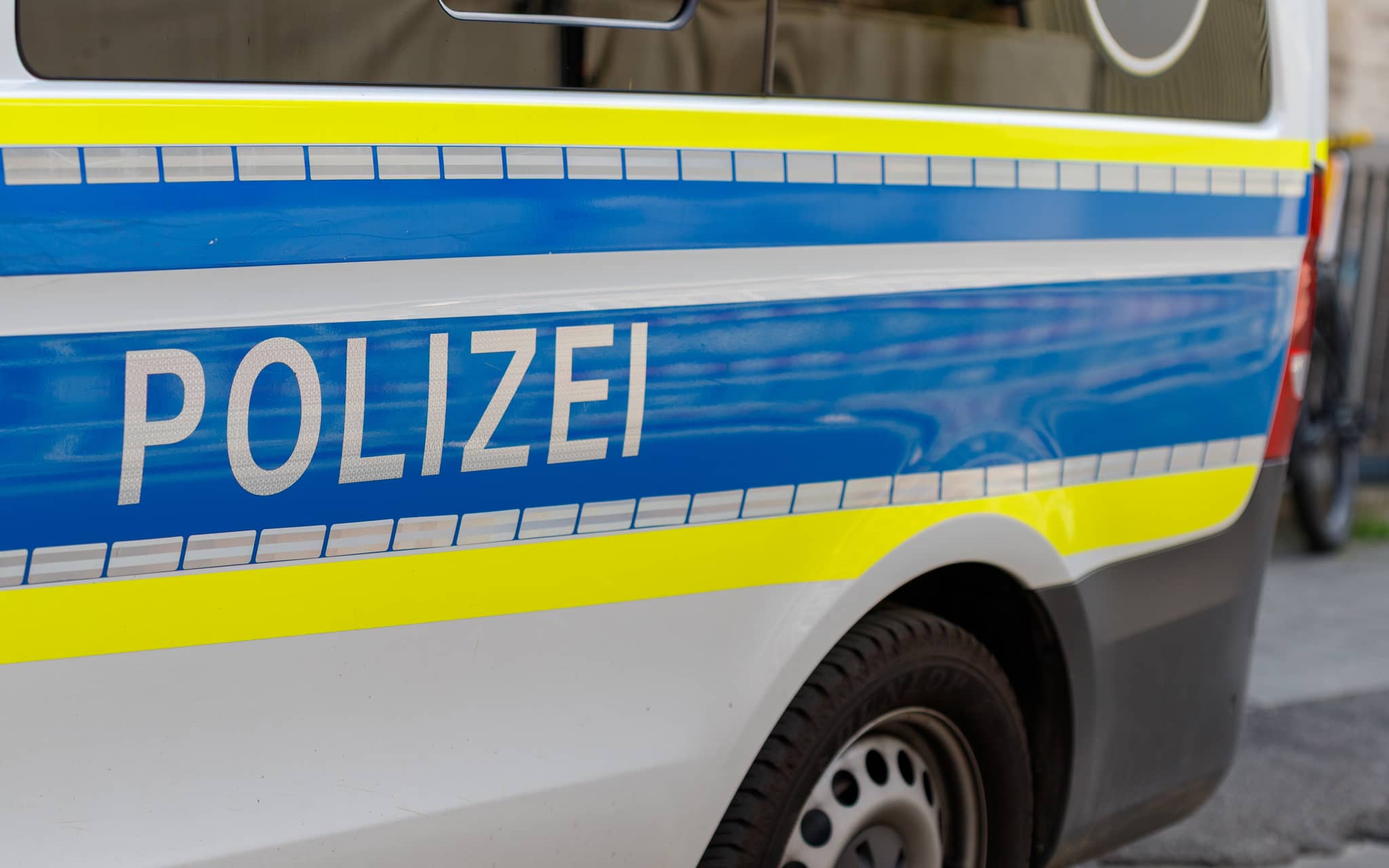 Symbolbild: Schriftzug Polizei auf Polizeiauto