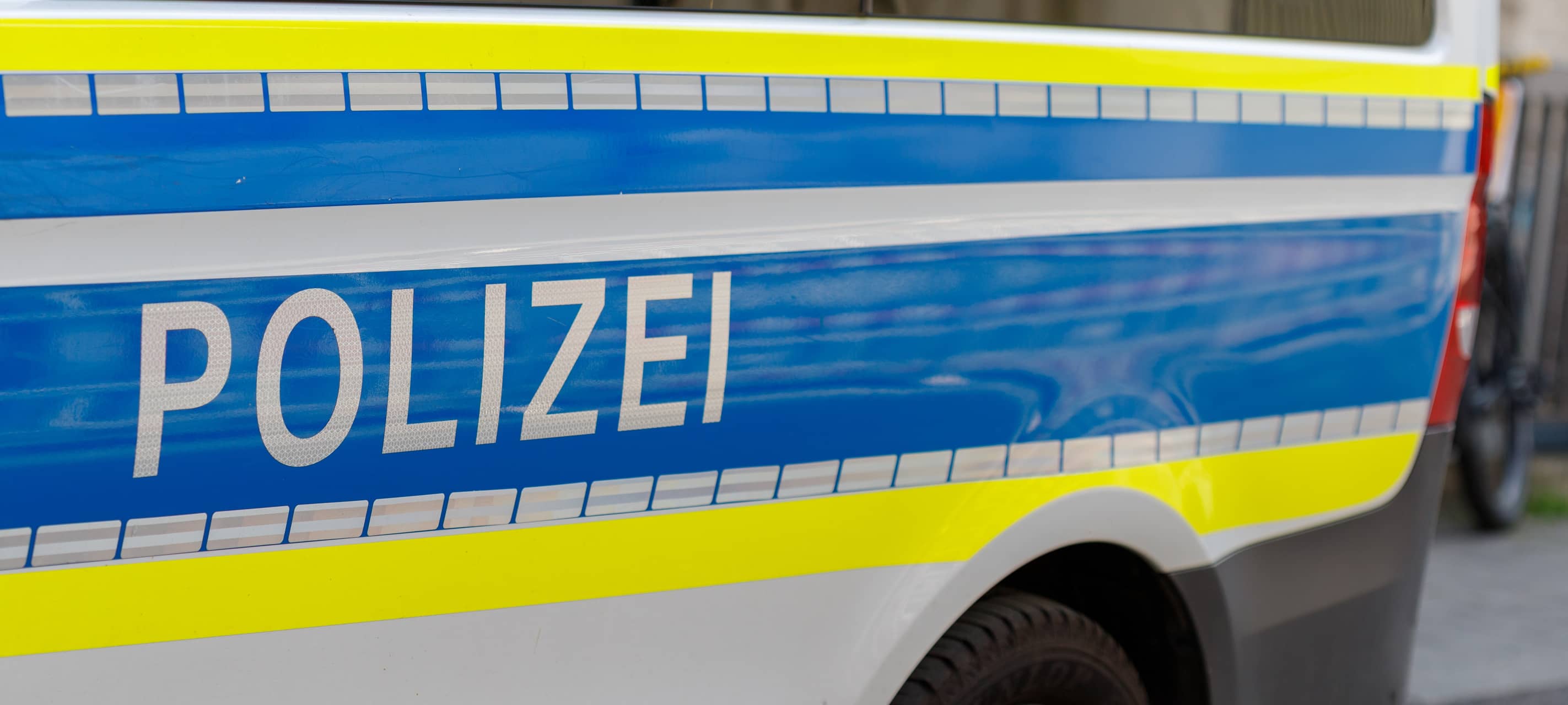 Symbolbild: Schriftzug Polizei auf Polizeiauto