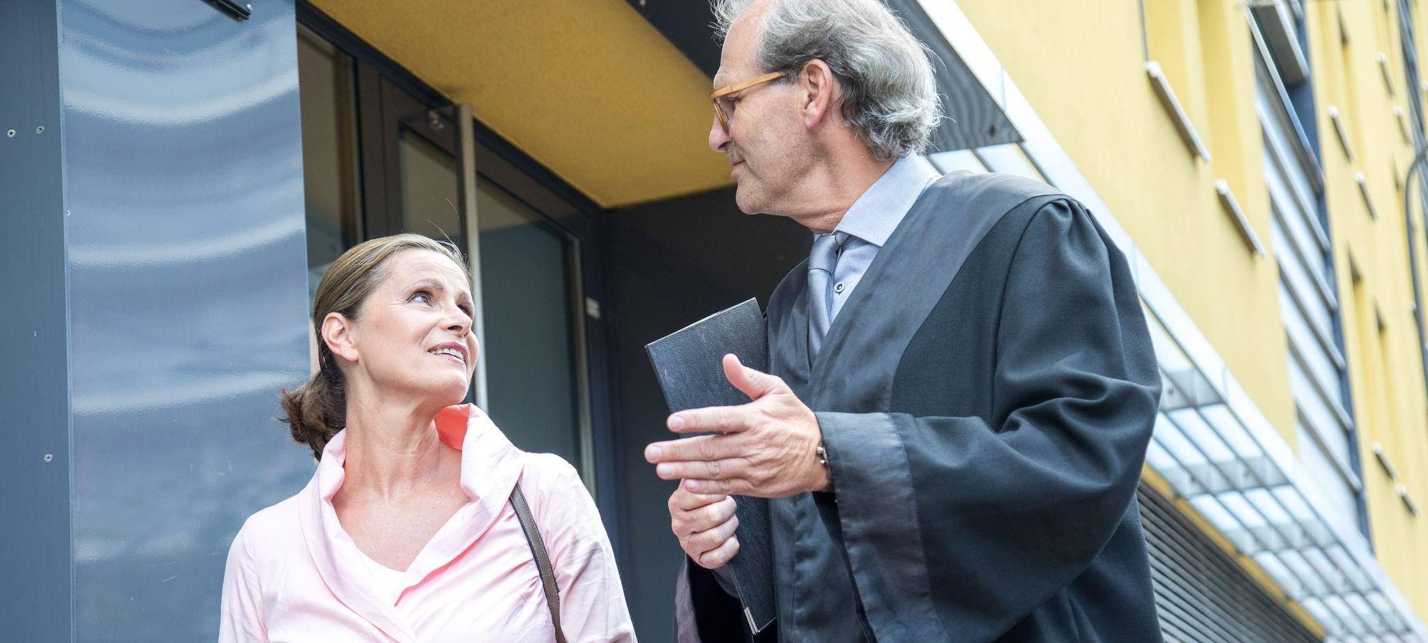 Rechtsanwalt mit Mandantin