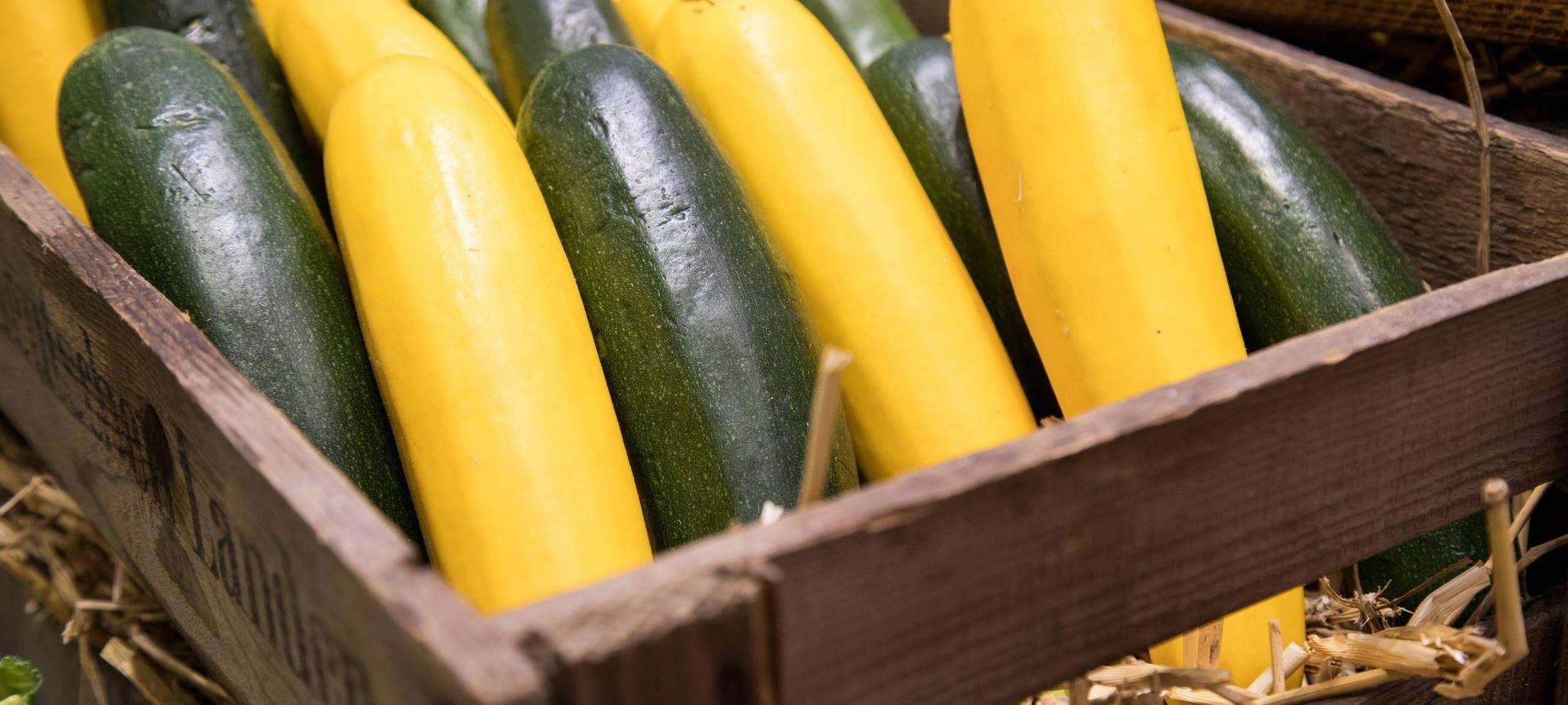Eine Kiste mit grünen und gelben Zucchini