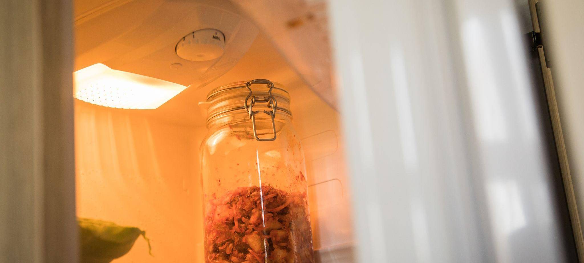 Ein Glas Kimchi im Kühlschrank