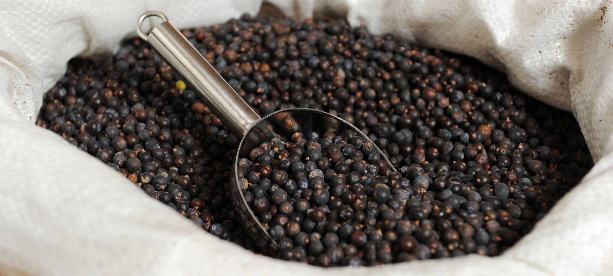 Sack mit Wacholderbeeren