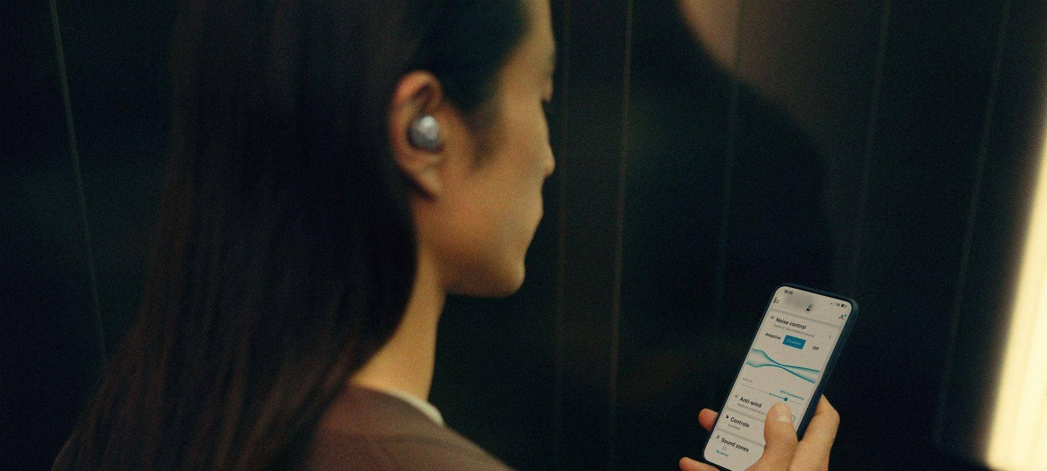 Ein Mann nutzt die Sennheiser «Momentum True Wireless 5»
