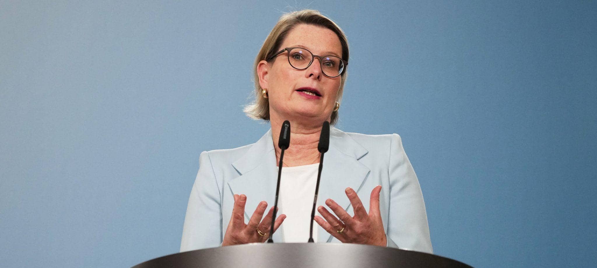Bundesministerin Hubig gibt ein Pressestatement