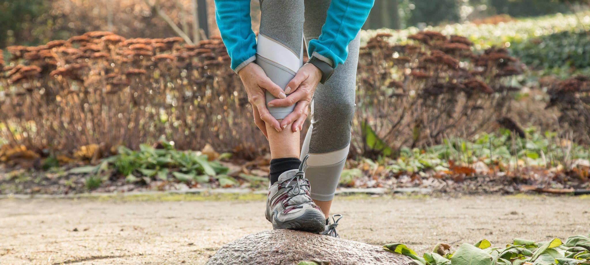 Eine Frau hat sich beim Joggen das Bein verletzt