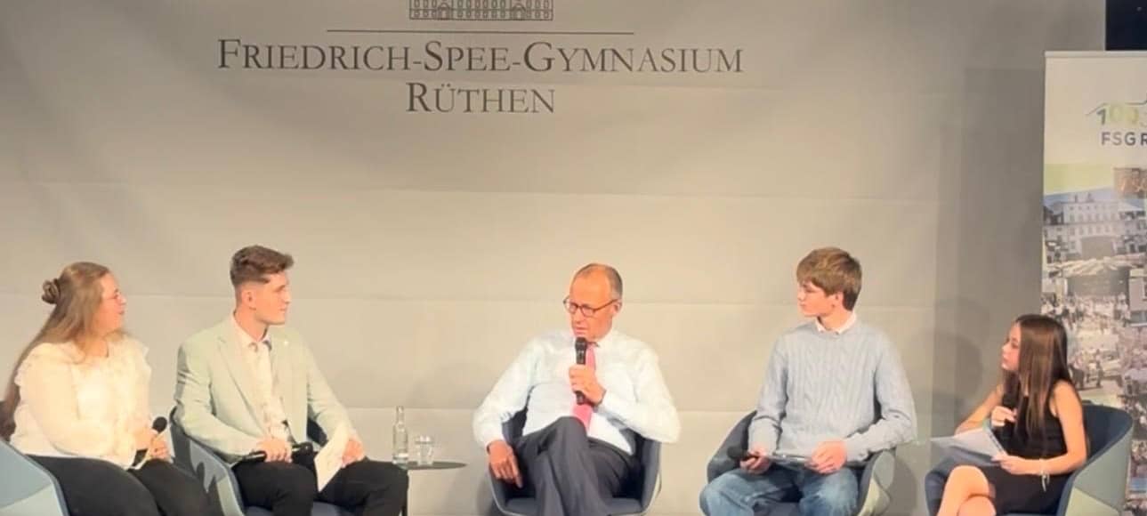 Merz besucht sein altes Gymnasium in Rüthen