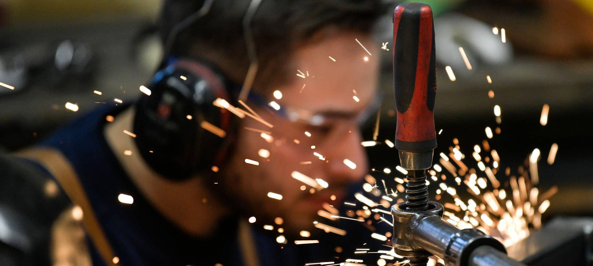 Ein Auszubildender in einer Metallbau-Werkstatt